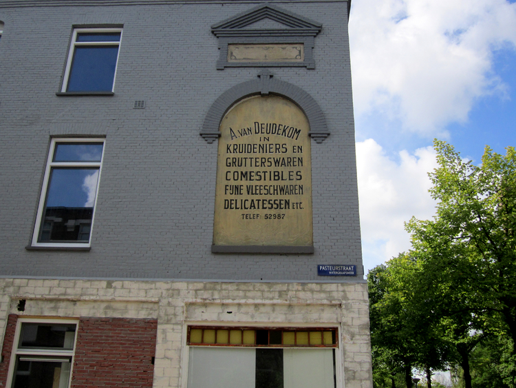 van 't Hofflaan 19/hoek Pasteurstraat.  