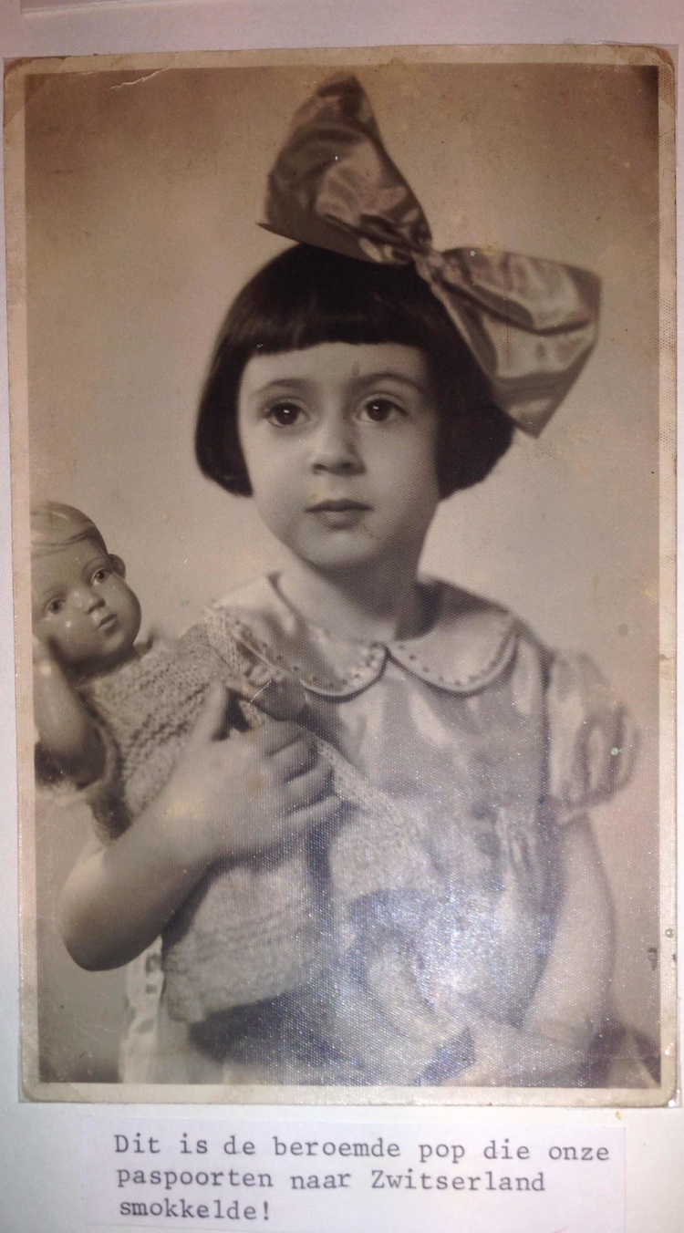 Vera met de schildpadpop. In deze pop zaten de papieren van Vera en haar ouders verstopt. Collectie: Vera Drilma-Elzas. 