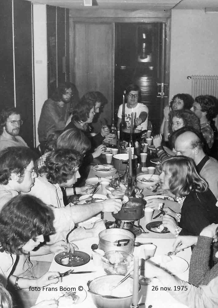 Samen eten . De studenten kookten soms voor elkaar.. Conflicten herinnert Frans zich niet. Wel saamhorigheid zoals hier tijdens een fondue-maaltijd op de gang in 1975. 