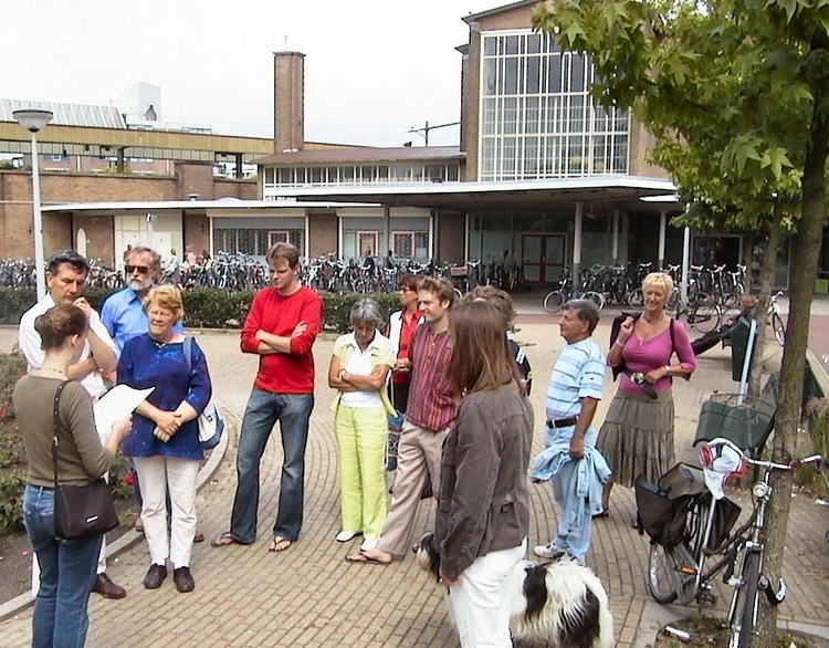 Verhalenwandeling zomer 2005 bij het Muiderpoortstation. 