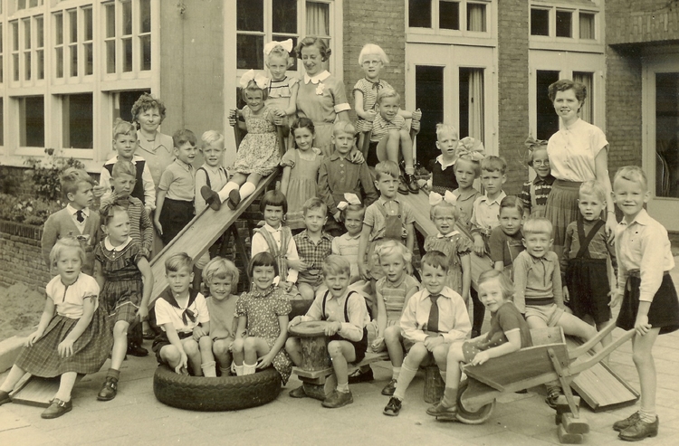 Verjaardagsstrik Eltheto kleuterschool (1952) 
