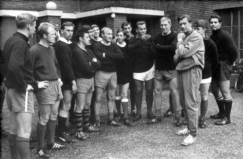 Trainer Vic Buckingham en de spelers bij het stadion. .<br />Foto: Beeldbank Amsterdam 