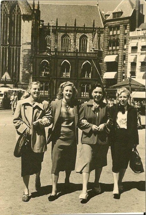 Vier vriendinnen op de Dam. Juli 1947 Maria van Groen - 2e van rechts - met haar vriendinnen op de Dam, foto juli 1947. 