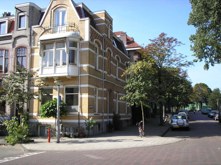 Het huis op de Hogeweg waar de Vierkantsclub in de Watergraafsmeer zijn bijeenkomsten hield. .<br />Foto: Jo Haen © 