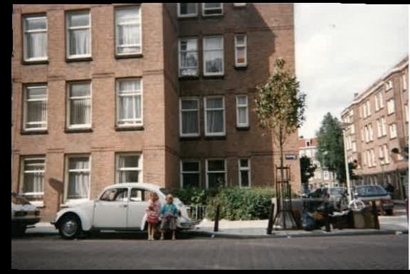 Langkatstraat Foto genomen voor het huis waar Leo woonde, uit privé bezit 
