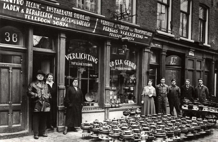 Firma P. Goed - Von Zesenstraat 36 - 1934  <p>.<br />
Foto: Beeldbank Amsterdam<br />
<em>Klik rechts bovenaan op de foto en de foto wordt vergroot weergegeven.</em></p>