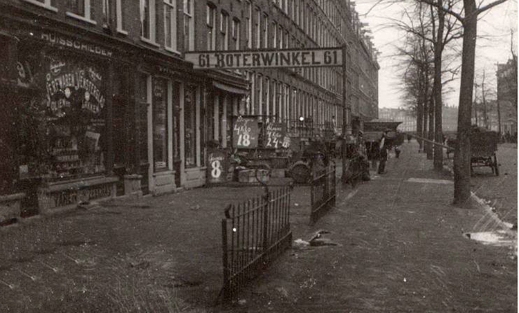 Von Zesenstraat 61 (boterwinkel) - ± 1938 .<br />Klik rechts bovenaan op de foto en de foto wordt vergroot weergegeven.<br />Foto: Beeldbank Amsterdam .<br />Foto: Beeldbank Amsterdam 