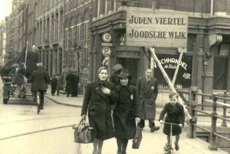 Voor Joden verboden. Borden in de stad geven de 'Joodsche wijk' aan waarin joden gedwongen werden te gaan wonen.<br />Bron: Verzetsmuseum. 