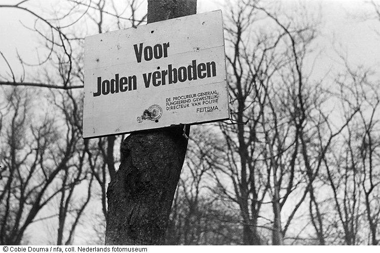 Voor Joden Verboden! Afbeelding spreekt voor zich. Een dergelijk bord werd dus gestolen, een ander vernield. Deze foto uit 1943 is overigens gemaakt in Winschoten!<br />Bron: Geheugen van Nederland. 