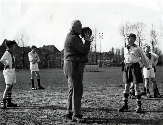 Voor (trainings) veld AJAX Stadion aan de Middenweg met trainer Jack Reynolds Jaren 1950  