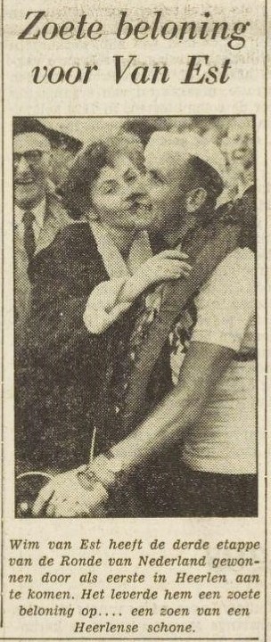 Het zoe(n)t der overwinning. Een kus van de rondemiss, daar was het hem om te doen. Wim van Est op 28 april 1954. Bron: Historische Kranten, KB. 