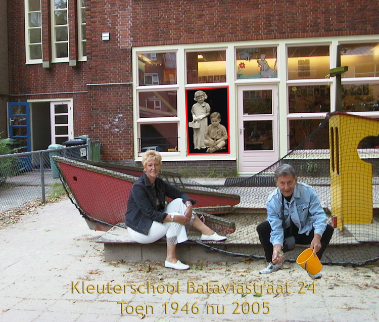  Nelly en Henk weer in de zandbak waarin zij als kleutertjes speelden (2005), achter in het raam gemonteerd een foto van de twee kleutertjes van toen... 