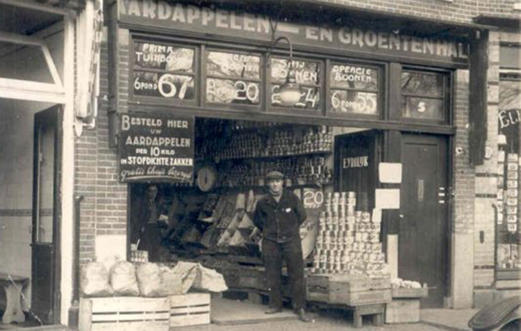 E.Vrolijk voor zijn groentewinkel .<br />Foto: Jan Vrolijk © Mijn vader voor zijn groentewinkel, omstreeks 1935<br />.<br />Foto: Jan Vrolijk © 