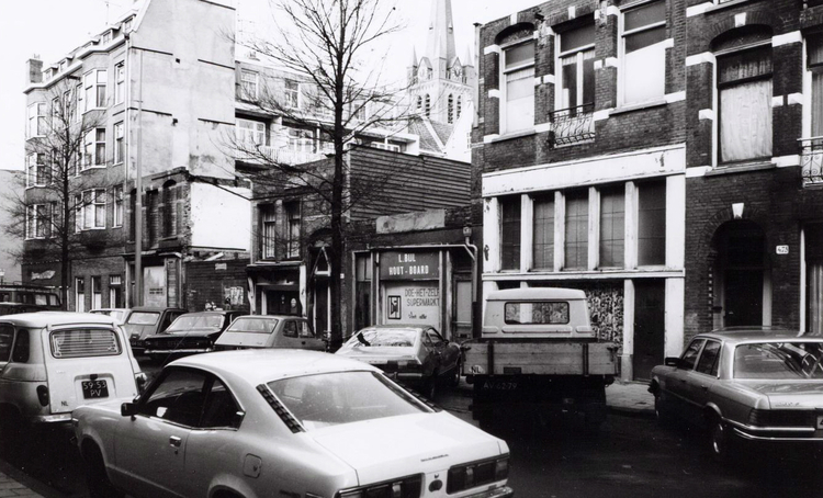 Vrolikstraat 461 helemaal links  - 1977 .<br />Foto: Beeldbank Amsterdam 