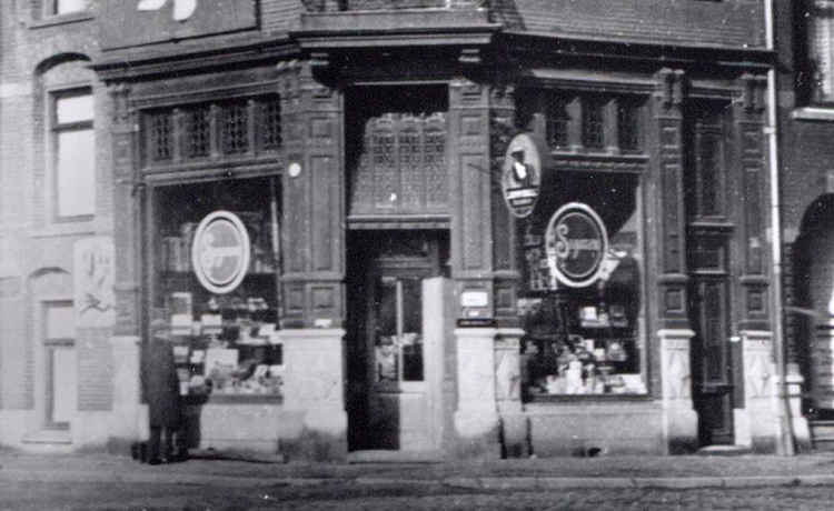 Linnaeusstraat 36 - 1930 .<br />Klik rechts bovenaan op de foto en de foto wordt vergroot weergegeven.<br />Foto: Beeldbank Amsterdam .<br />Foto: Beeldbank Amsterdam 