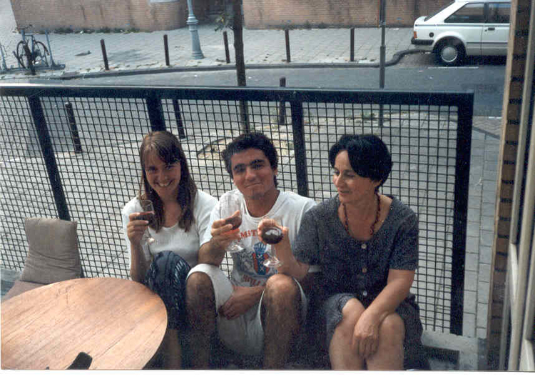  Maria (rechts) op haar balkon in de Vrolikstraat met haar zoon en een vriendin (1995). 