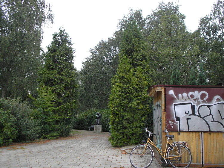  Het Robert Kochplantsoen. Op de voorgrond een van de bloemenstallen bij de Oosterbegraafplaats aan de Kruislaan. 