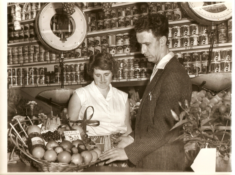 Groentenwinkel Messink in 1960 toen Greet en Gideon de zaak van haar vader overnamen. .<br />Foto: Greet Messink-Kamman © 