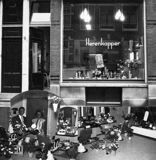 Wakkerstraat 09 - de kapperszaak van Co Leurs - ± 1960 .<br />Foto: Gerard Busselman 