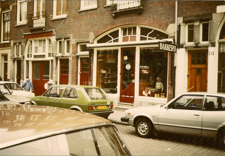 Bakkerij Hoffman Wakkerstraat 16 - 18 - 1984  <p>.<br />
<em>Klik rechts bovenaan op de foto en de foto wordt vergroot weergegeven.</em><br />
Foto: Familie Jan van Deudekom ©</p>