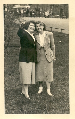  Mijn vriendin Wally heb ik op de Sint Barbaraschool leren kennen. wij zijn nog steeds vriendinnen. Deze foto is in het Oosterpark genomen in 1952. 