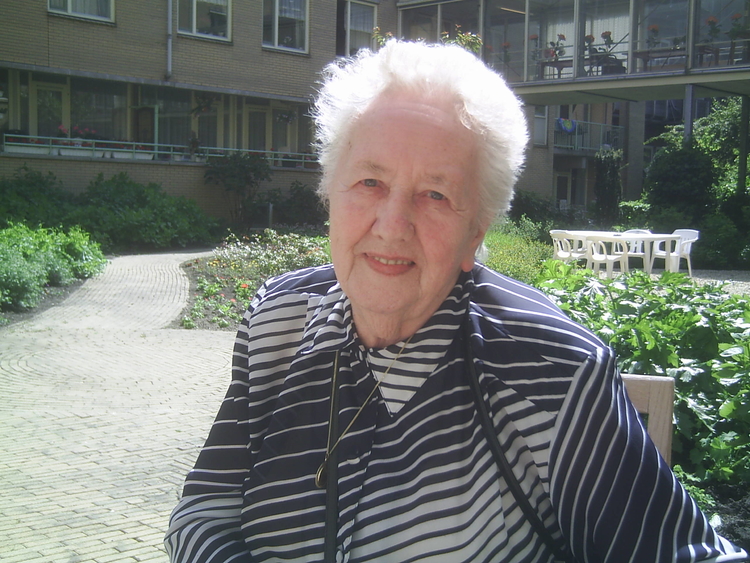 Mevrouw Planque 14-5-2005, mevrouw.T.Planque in de binnentuin van  Kastanjehof een dag voor haar 85e verjaardag 