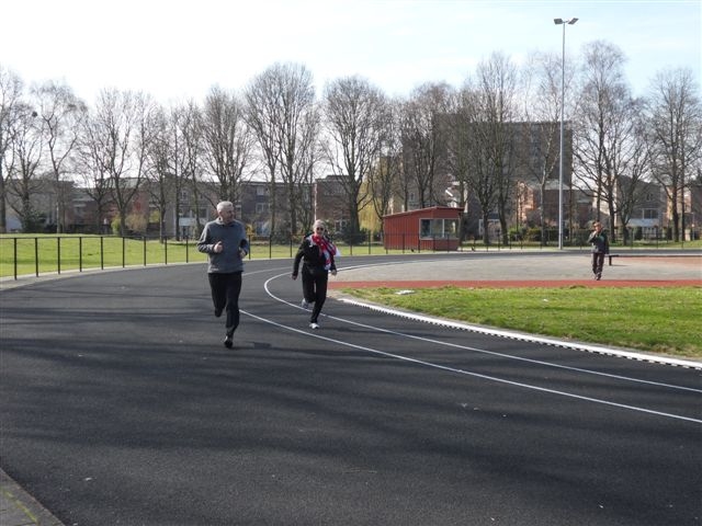 AV23 Een rondje van 400 meter rennen op de sintelbaan van AV 23. Op de foto John Haen en Jo Haen. Op de achtergrond Tiny van Langen<br />Foto: Els Lelijveld 