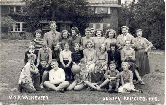  Op schoolreisje in 1955 met de vijfde klas van de lagere<br />school naar het Gustav Brieglebhuis in Oud-Valkeveen. Lenny Feenstra, rechts onderaan zittend: "Meneer Scheer, links boven, was onze leraar. Het vierde meisje links op de bovenste rij was mijn vriendin Lia Boef." 