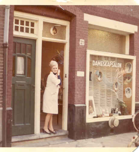  Kapsalon Schaap in de Retiefstraat: "Hier ging<br />ik werken na Kapsalon de Jong. Het was financieel  een<br />stap vooruit" (1965) 