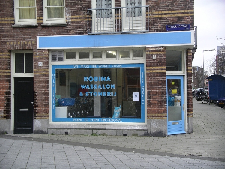 De wasserette in 2009 Robina wassalon met als etalage tekst "We make the world clean" 