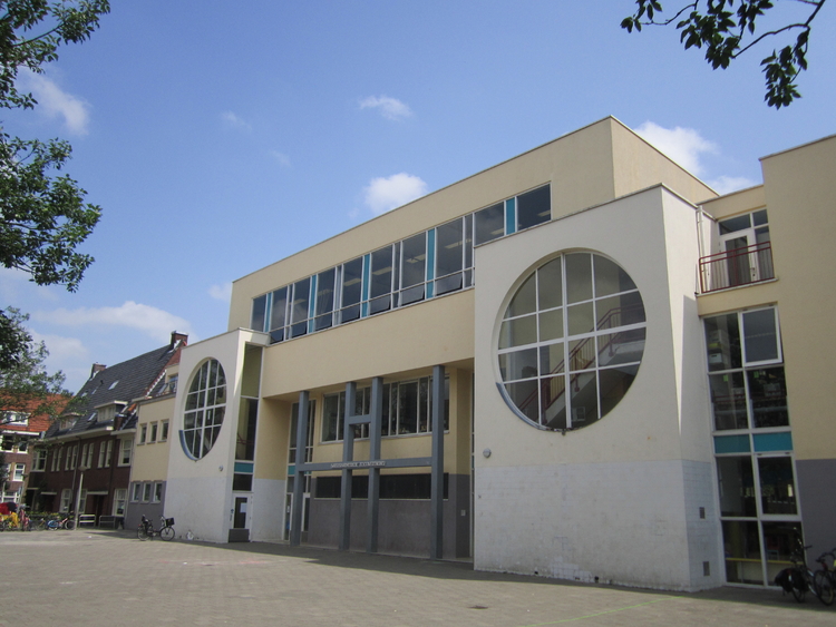 Het nieuwe schoolgebouw uit eind jaren '80 in de Copernicusstraat 38-40. (Architect Ton Voets). .<br />Foto: Jo Haen © 