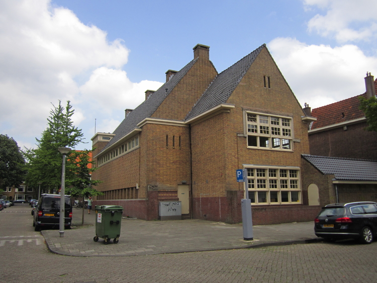 Het gebouw van de Watergraafmeerse Schoolvereniging in de Newtonstraat. (Architect dhr.Kruijswijk). .<br />Foto: Jo Haen © 