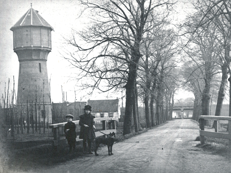 Watertoren Dit is de Kruislaan 401 met de watertoren, foto afkomstig uit beeldbank gemeente archief Amsterdam 