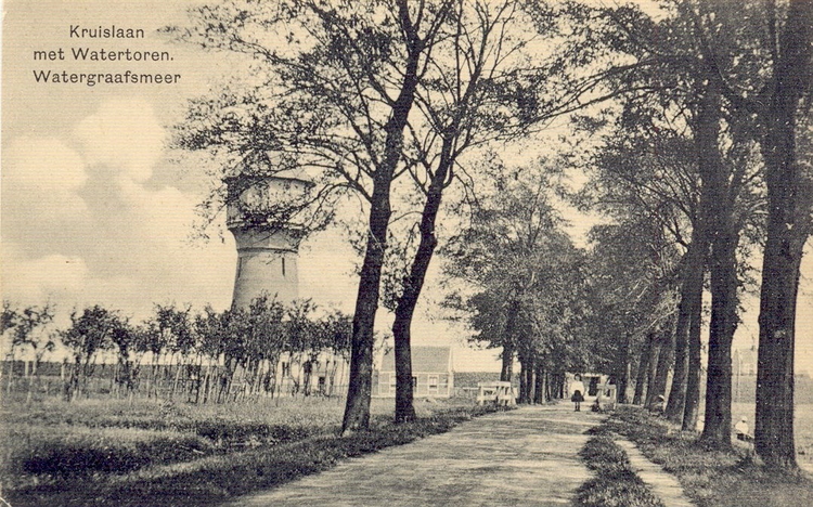 De toren, gebouwd in 1889, voorzag tot 1921 de Watergraafsmeer (toen nog een zelfstandige gemeente) van water. In 1936 is hij afgebroken. <br />(foto John Haen) 