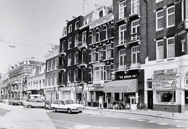 Weesperzijde 33 - 45 (Rouvoet links van winkel met zonnescherm)  - 1985 .<br />Foto; Beeldbank Amsterdam 