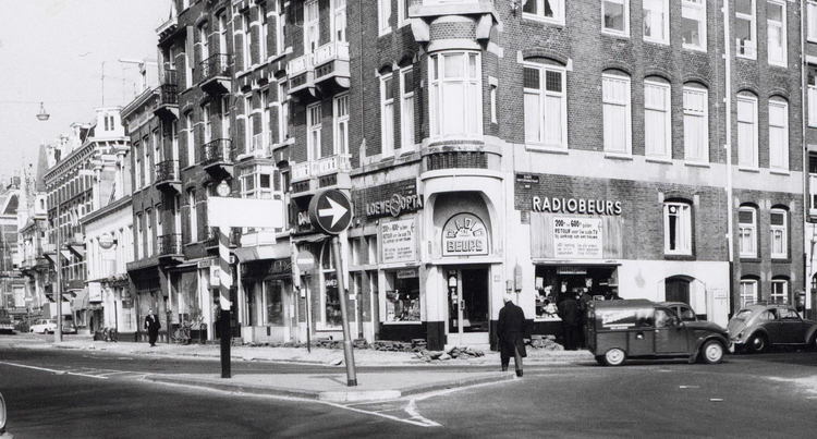 Weesperzijde 44 (2e pand vanaf de hoek) - 1970  <p>.<br />
<em>Foto: Beeldbank Amsterdam</em></p>