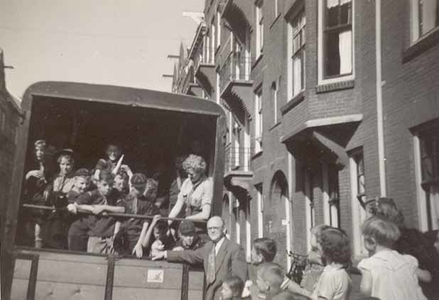  Augustus 1957 Tweede Oosterparkstraat naast de Bonifatiuskerk: de welpen vertrekken op zomerkamp. 