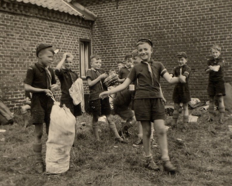 De welpen van de Zeeburgerdijk tijdens een kamp op een boerderij in de buurt van Renkum in 1956. Peters broer Hans is de jongen met de plunjezak. 