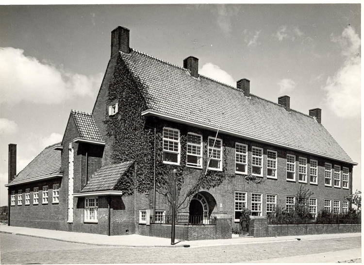  De Abraham van Riebeeckschool rond 1950. 