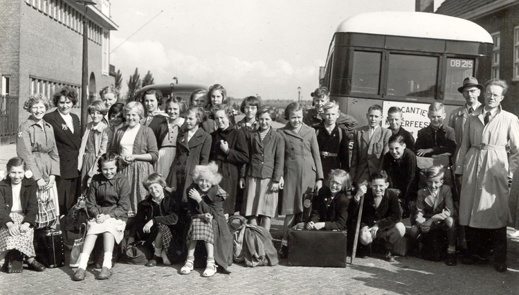 Schoolreis Met de klas drie dagen naar Valkenveen of Renkum (omstreeks 1951). 