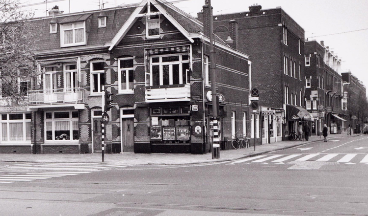 Wethouder-Frankeweg 03 - (winkel met zonnescherm)PO - 1972 .<br />Foto: Beeldbank Amsterdam 