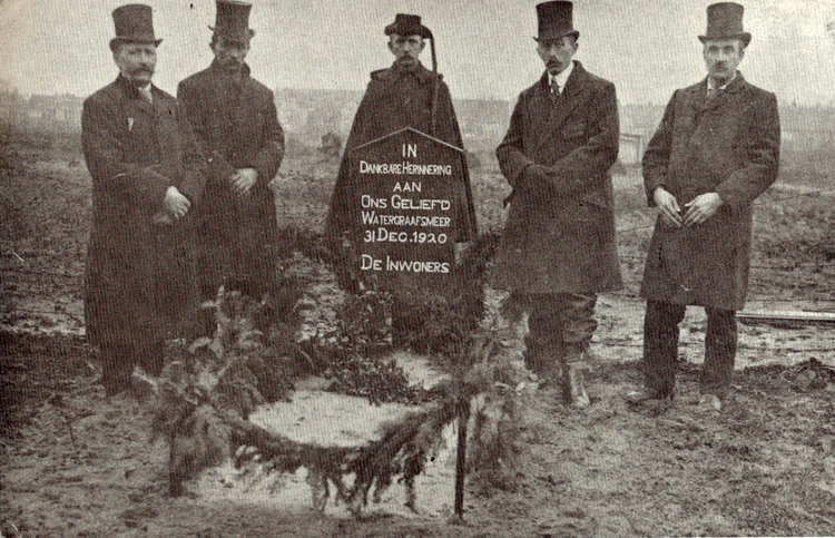 Op 31 december 1920 werd Watergraafsmeer onofficieel "begraven". De kist, met zand gevuld, werd bijgezet in het terrein achter het huis van boer Slacht (nu Nobelweg). Op de achtergrond de Schagerlaan.  