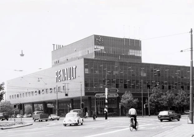 Wibautstraat 224 - 1970 Renault - Nu Dauphine - Financieel Dagblad gebouw<br />.<br />Foto: Beeldbank Amsterdam 