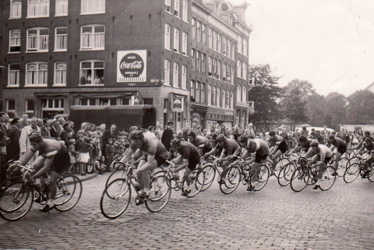 Peleton gaat vanuit de Pieter Vlamingstraat de Dapperstraat in, tijdens Hartjesdag, omstreeks 1950. .<br />Foto: Geertje van Geenen 