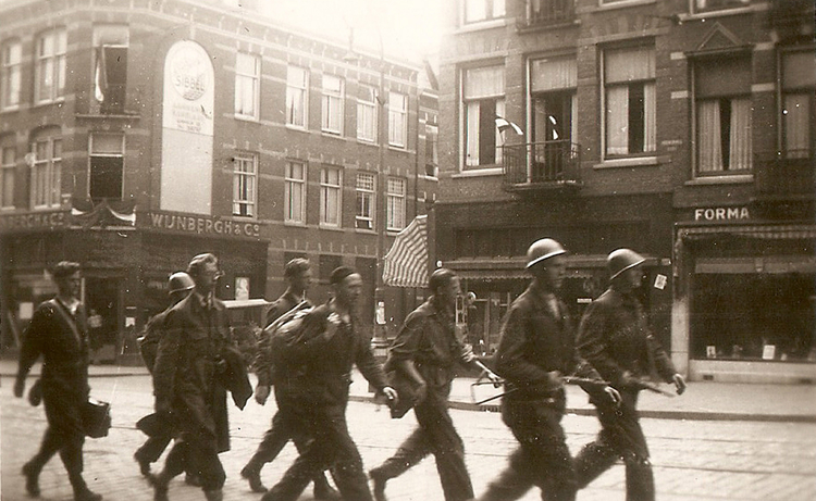 Wijnbergh en Co Middenweg 32 - 5 mei 1945  <p>.<br />
<em>Klik rechts bovenaan op de foto en de foto wordt vergroot weergegeven.</em><br />
Foto: Theo Proeskie ©</p>