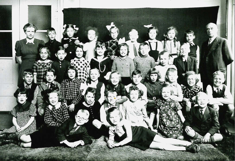 2e-klas-1941 De enige klassefoto die Bram heeft uit de oorlogsjaren: de tweede klas (1941) van de Koningin Wilhelminaschool. Bram is de derde van rechts op de tweede rij van voren. De onderwijzeres is Juffrouw Van Vliet, dochter van de hoofdonderwijzer die rechts op de foto staat. 