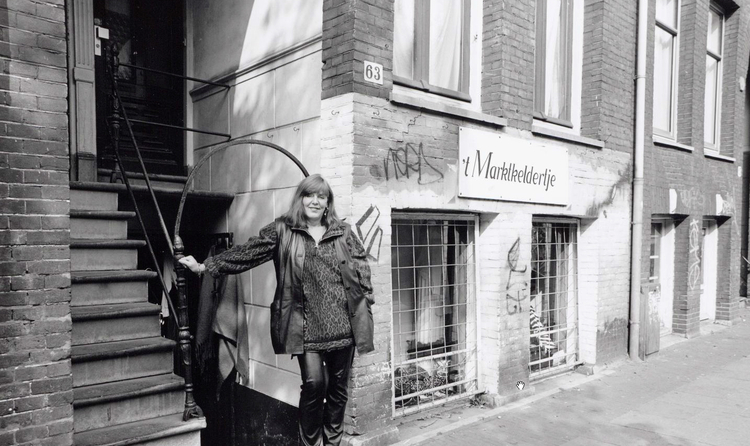 Wijttenbachstraat 63 - 1996 .<br />Eigenaresse M.Wouters  van 't Marktkeldertje voor de deur van haar zaak.<br />Foto: Beeldbank Amsterdam 
