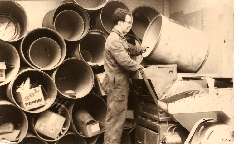 Plasticfabriek Wilhelm N.V. - Mengafdeling Mijn vader Paul de Wit op foto was chef menger en uiteindelijk ploegleider op de afdeling grondstoffen. 