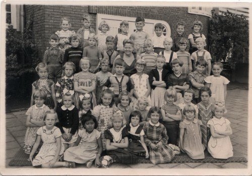  Klassenfoto 1947, tweede van rechts is mijn zusje Carla van Mourik. 