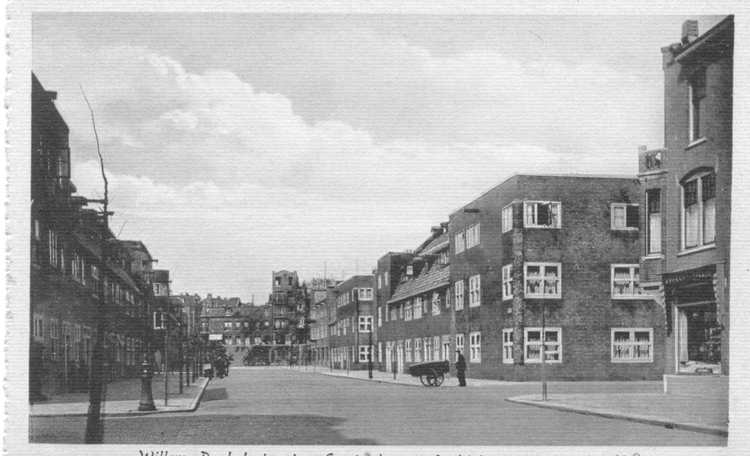  De Willem Beukelszstraat in 1928, gezien naar de Ringdijk. Rechts op de hoek van de Wakkerstraat de winkel van Jan van Deudekom.  Auto's waren er toen amper. Alleen een bakkerskar is te zien ! 